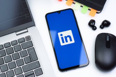 Prag, Çek Cumhuriyeti - 10 21 2024: Yüzeyde LinkedIn logosunu gösteren akıllı telefon.