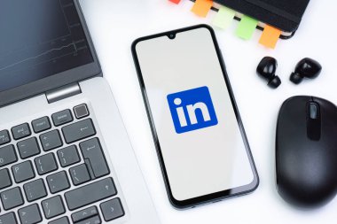 Prag, Çek Cumhuriyeti - 10 21 2024: Yüzeyde LinkedIn logosunu gösteren akıllı telefon.