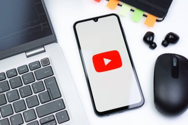 Prag, Çek Cumhuriyeti - 10 21 2024: Youtube logosunu gösteren akıllı telefon.
