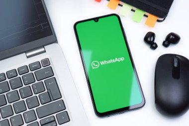 Prag, Çek Cumhuriyeti - 10 21 2024: Yüzeyde WhatsApp logosunu gösteren akıllı telefon.
