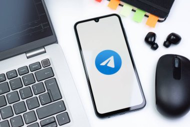 Prag, Çek Cumhuriyeti - 10 21 2024: Telgraf logosunu gösteren akıllı telefon.