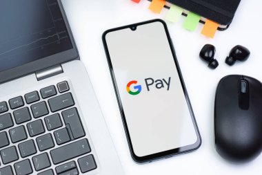 Prag, Çek Cumhuriyeti - 10 21 2024: Google Pay logosunu gösteren akıllı telefon.