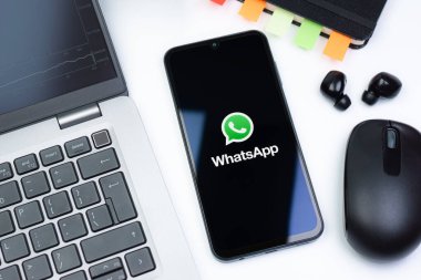 Prag, Çek Cumhuriyeti - 10 21 2024: Yüzeyde WhatsApp logosunu gösteren akıllı telefon.