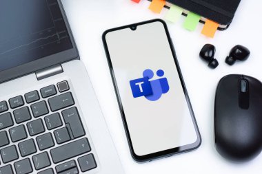 Prag, Çek Cumhuriyeti - 10 21 2024: Takım logolarını gösteren akıllı telefon.