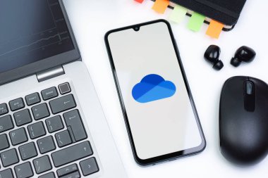 Prag, Çek Cumhuriyeti - 10 21 2024: Yüzeyde OneDrive logosu gösteren akıllı telefon.