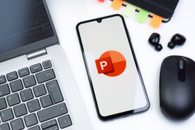 Prag, Çek Cumhuriyeti - 10 21 2024: Powerpoint logosunu gösteren akıllı telefon.