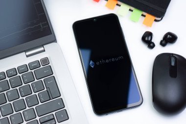 Prag, Çek Cumhuriyeti - 10 21 2024: Ethereum logosunu gösteren akıllı telefon.