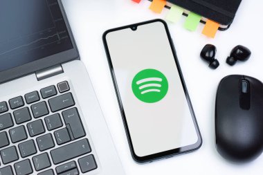 Prag, Çek Cumhuriyeti - 10 21 2024: Spotify logosunu gösteren akıllı telefon.