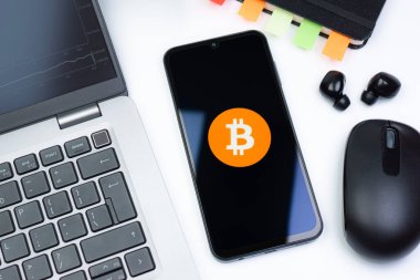 Prag, Çek Cumhuriyeti - 10 21 2024: Bitcoin logosunu gösteren akıllı telefon.