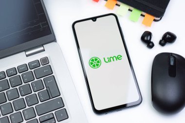 Prag, Çek Cumhuriyeti - 10 21 2024: Lime logosunu gösteren akıllı telefon.