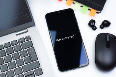 Prag, Çek Cumhuriyeti - 10 21 2024: SpaceX logosunu gösteren akıllı telefon.