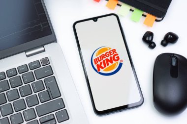 Prag, Çek Cumhuriyeti - 10 21 2024: Burger King logosunu gösteren akıllı telefon.