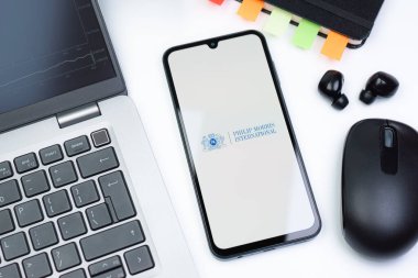 Prag, Çek Cumhuriyeti - 10 21 2024: Philip Morris logosunu gösteren akıllı telefon.