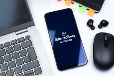 Prag, Çek Cumhuriyeti - 10 21 2024: Walt Disney logosunu gösteren akıllı telefon.