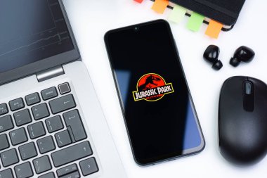 Prag, Çek Cumhuriyeti - 10 21 2024: Jurassic Park logosunu gösteren akıllı telefon.