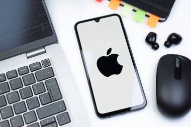Prag, Çek Cumhuriyeti - 10 21 2024: Apple logosunu gösteren akıllı telefon.