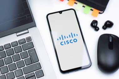 Prag, Çek Cumhuriyeti - 10 21 2024: Cisco logosunu gösteren akıllı telefon.