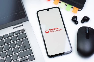 Prag, Çek Cumhuriyeti - 10 21 2024: Raytheon Teknoloji logosunu gösteren akıllı telefon.