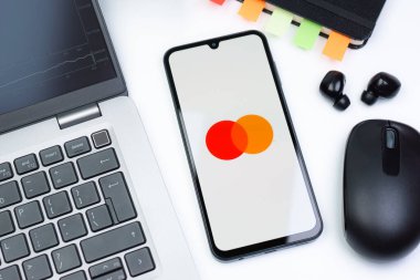 Prag, Çek Cumhuriyeti - 10 21 2024: Mastercard logosunu gösteren akıllı telefon.