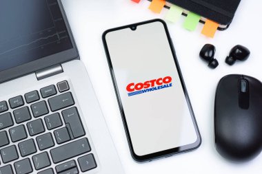 Prag, Çek Cumhuriyeti - 10 21 2024: Costco logosunu gösteren akıllı telefon.