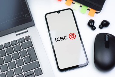 Prag, Çek Cumhuriyeti - 10 21 2024: ICBC logosunu gösteren akıllı telefon.