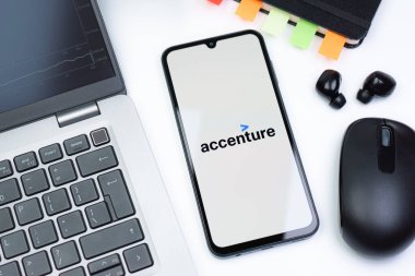 Prag, Çek Cumhuriyeti - 10 21 2024: Yüzeyde Accenture logosu gösteren akıllı telefon.