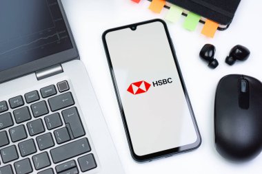 Prag, Çek Cumhuriyeti - 10 21 2024: Yüzeyde HSBC logosu gösteren akıllı telefon.