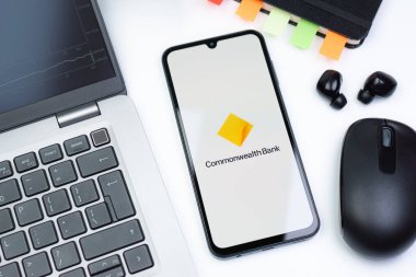 Prag, Çek Cumhuriyeti - 10 21 2024: Commonwealth Bank logosunu gösteren akıllı telefon.