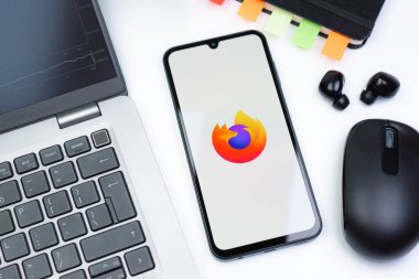 Prag, Çek Cumhuriyeti - 10 21 2024: Firefox logosunu gösteren akıllı telefon.