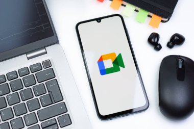Prag, Çek Cumhuriyeti - 10 21 2024: Google Meet logosunu gösteren akıllı telefon.