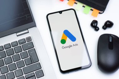 Prag, Çek Cumhuriyeti - 10 21 2024: Google Ağ logosunu gösteren akıllı telefon.