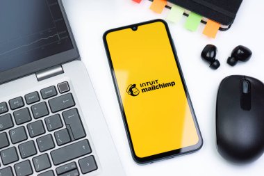 Prag, Çek Cumhuriyeti - 10 21 2024: Posta şempanzesinin logosunu gösteren akıllı telefon.