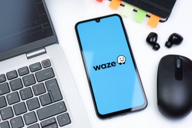 Prag, Çek Cumhuriyeti - 10 21 2024: Waze logosunu gösteren akıllı telefon.