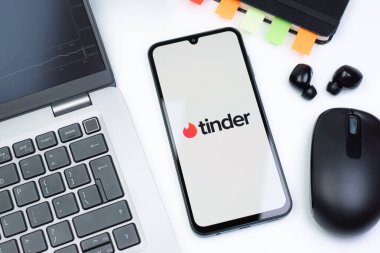 Prag, Çek Cumhuriyeti - 10 21 2024: Tinder logosunu gösteren akıllı telefon.
