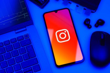Prag, Çek Cumhuriyeti - 10 21 2024: Instagram logosu gösteren akıllı telefon.