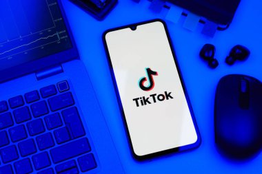 Prag, Çek Cumhuriyeti - 10 21 2024: Tiktok logosunu gösteren akıllı telefon.