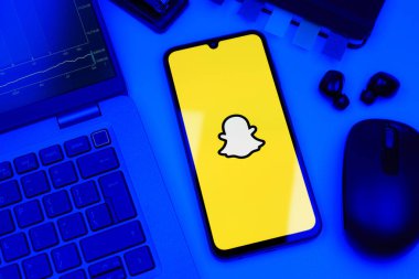 Prag, Çek Cumhuriyeti - 10 21 2024: Snapchat logosunu gösteren akıllı telefon.