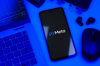 Prag, Çek Cumhuriyeti - 10 21 2024: Meta logosunu gösteren akıllı telefon.