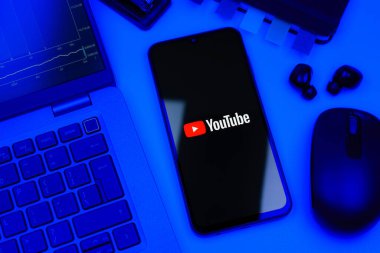 Prag, Çek Cumhuriyeti - 10 21 2024: Youtube logosunu gösteren akıllı telefon.