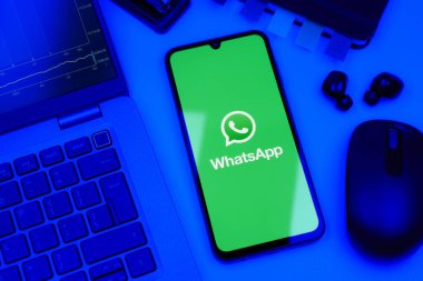 Prag, Çek Cumhuriyeti - 10 21 2024: Yüzeyde WhatsApp logosunu gösteren akıllı telefon.