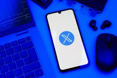 Prag, Çek Cumhuriyeti - 10 21 2024: X logosu gösteren akıllı telefon.