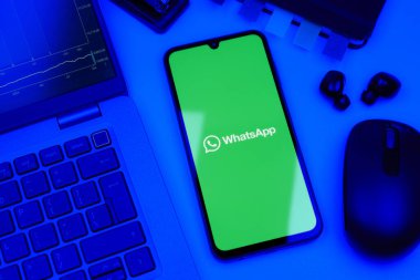 Prag, Çek Cumhuriyeti - 10 21 2024: Yüzeyde WhatsApp logosunu gösteren akıllı telefon.