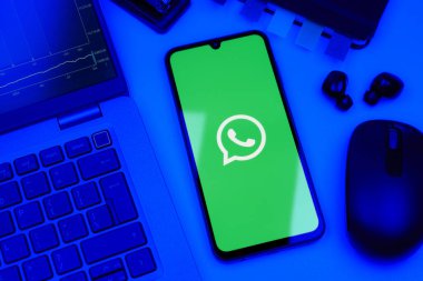 Prag, Çek Cumhuriyeti - 10 21 2024: Yüzeyde WhatsApp logosunu gösteren akıllı telefon.