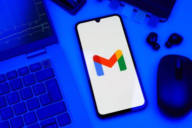 Prag, Çek Cumhuriyeti - 10 21 2024: Google Gmail logosunu gösteren akıllı telefon.