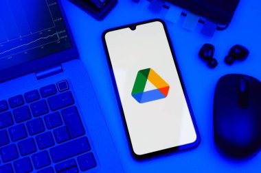 Prag, Çek Cumhuriyeti - 10 21 2024: Google Drive logosunu gösteren akıllı telefon.