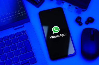 Prag, Çek Cumhuriyeti - 10 21 2024: Yüzeyde WhatsApp logosunu gösteren akıllı telefon.