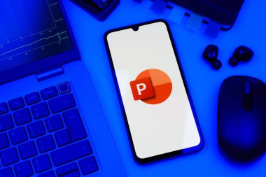 Prag, Çek Cumhuriyeti - 10 21 2024: Powerpoint logosunu gösteren akıllı telefon.
