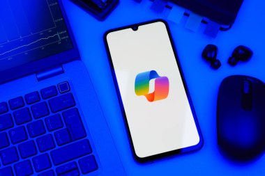 Prag, Çek Cumhuriyeti - 10 21 2024: Yüzeyde Copilot logosu gösteren akıllı telefon.