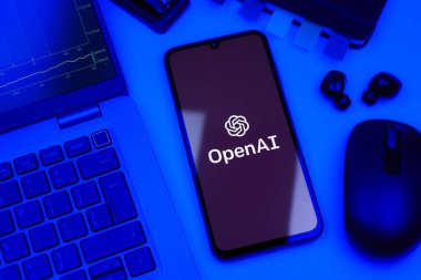 Prag, Çek Cumhuriyeti - 10 21 2024: OpenAI logosunu gösteren akıllı telefon.