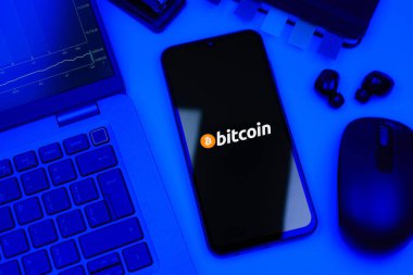 Prag, Çek Cumhuriyeti - 10 21 2024: Bitcoin logosunu gösteren akıllı telefon.
